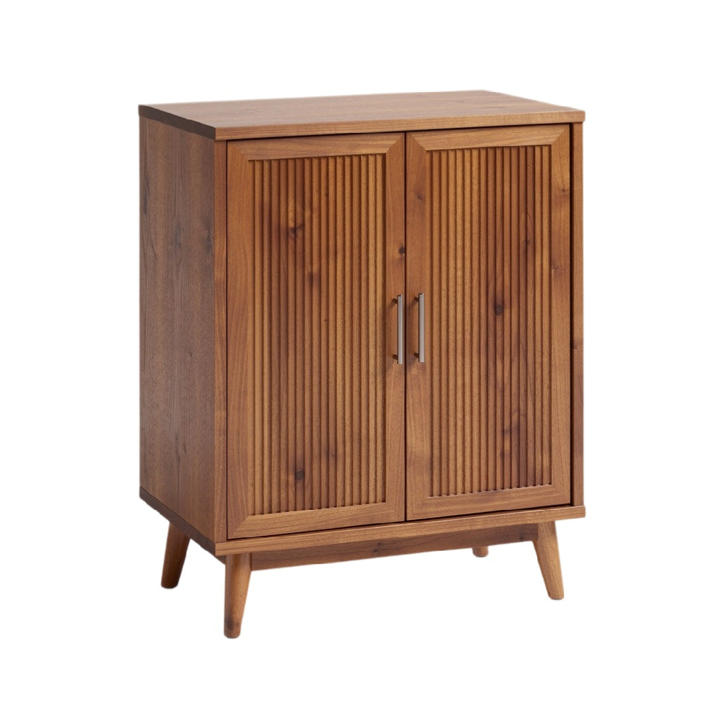 Buffet en bois avec portes à lamelles et pieds en biais